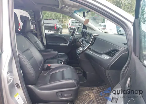 2017 Toyota Sienna Se Premium 8 Passenger z USA, uszkodzony, nr VIN 5TDXZ3DC4HS880185